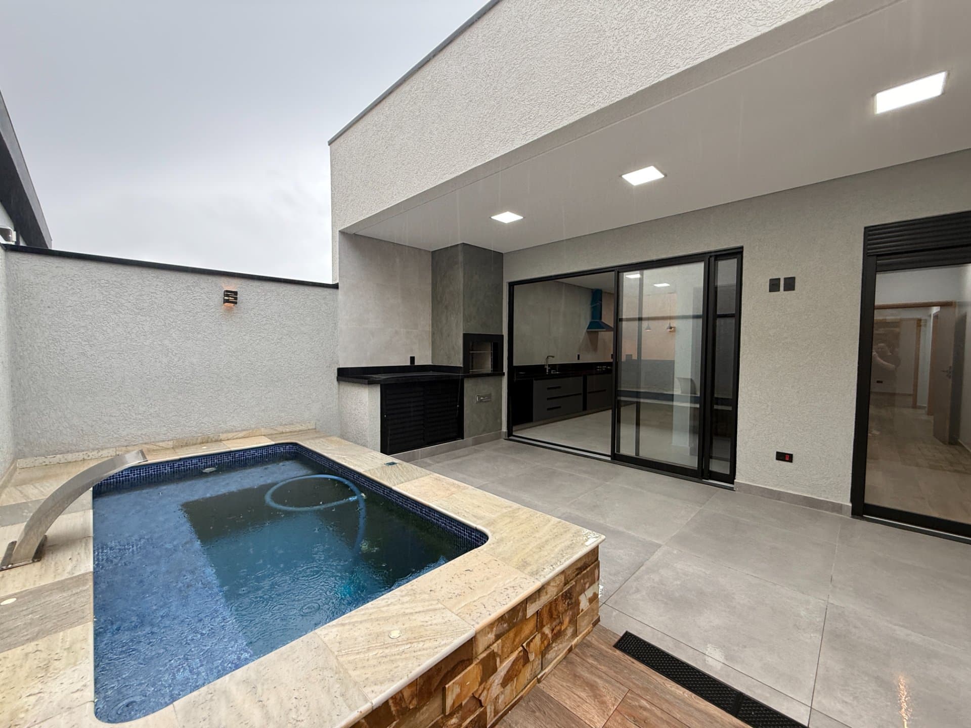 Casa com 3 dormitórios à venda, 165,18 m² por R$ 1.100.000,00 - Residencial Pérola do Vale - Tremembé/SP em Vila Nossa Sra. Auxiliadora, Tremembé/SP — Orah Houses