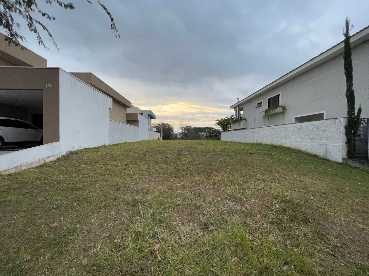 Terreno à venda, 350 m² por R$ 590.000,00 - Residencial OuroVille - Taubaté/SP em Piracangaguá, Taubaté/SP — Orah Houses